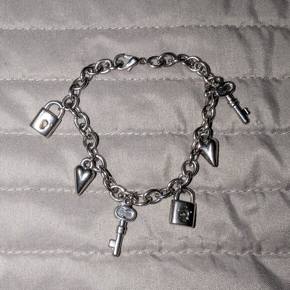 $1 with Bundle ~ Silver Tone Lock & Key Charm Bracelet with Hearts 4785 - Picture 1 of 3